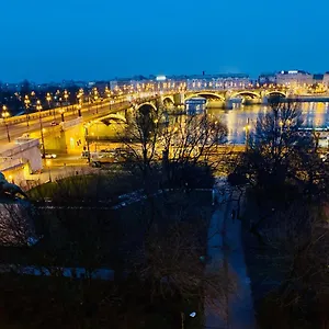 Over The Danube Apartment